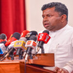 දකුණේ ගංවතුරට යට වූ තේ ගස් මඬරොල්ල නිසා මිය යාමේ තර්ජනයක්