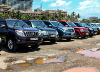 ආණ්ඩුවේ වාහන ගෝල්ෆේස් අසල දමා ගිය අය ගැන විමර්ශනයක්!