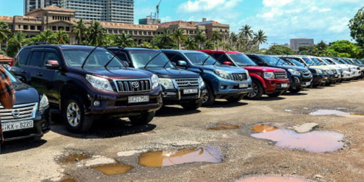 ආණ්ඩුවේ වාහන ගෝල්ෆේස් අසල දමා ගිය අය ගැන විමර්ශනයක්!