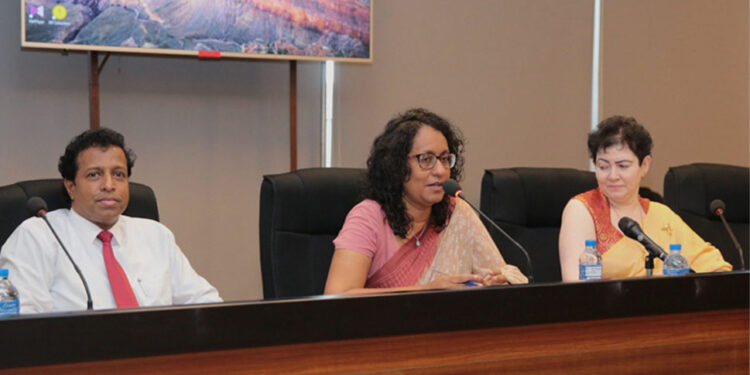 “දේශපාලනඥයින් පාසල්වලට ගෙන්වා ගැනීම නතර කරන්න”- අග්රාමාත්ය හරිනි කියයි