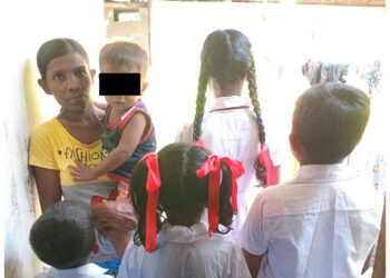 බෙහත් ගන්න සල්ලි නැතිව ජීවිතයෙන් සමුගත් පියාගේ දරු පස් දෙනා කුසගින්නේ