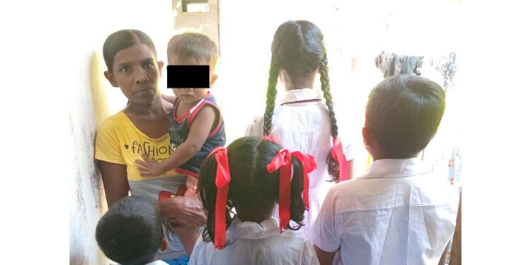 බෙහත් ගන්න සල්ලි නැතිව ජීවිතයෙන් සමුගත් පියාගේ දරු පස් දෙනා කුසගින්නේ