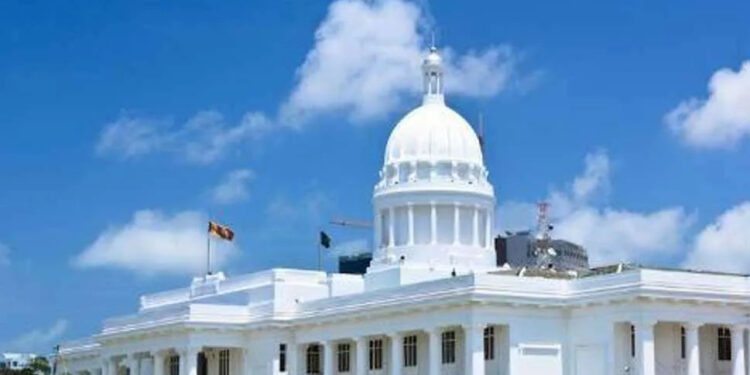 ආරක්ෂකයෝ 97ක් සිටියදී අකුණු සන්නායකය හොරු කපාගෙන ගිහින්