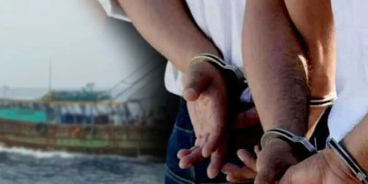 ධීවර යාත්‍රාවක් සමඟ ඉන්දීය ධීවරයින් 12 දෙනෙකු අත්අඩංගුවට