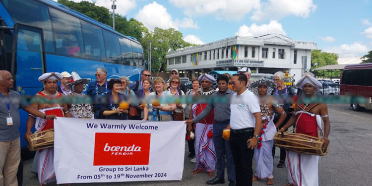 අයිස්ලන්තයෙන් සංචාරකයින් පිරිසක් ශ්‍රී ලංකාවට