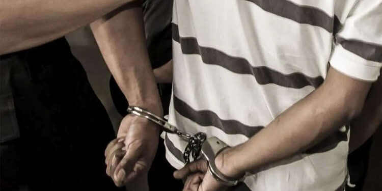 රටබීම සහ සිගරට් සමඟ පුද්ගලයෙක් අත්අඩංගුවට