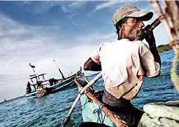 මුහුදේ පාවී ආ පාර්සලය පුපුරා ධීවරයින් දෙදෙනකුට තුවාල