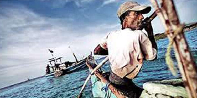 මුහුදේ පාවී ආ පාර්සලය පුපුරා ධීවරයින් දෙදෙනකුට තුවාල