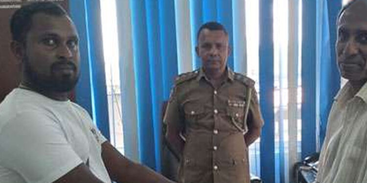 බස් රථයේ දමා ගිය රුපියල් ලක්ෂ 15ක මුදල් තිබූ මුදල් පසුම්බිය ඇතුළු දෑ අයිතිකරුටම දෙයි