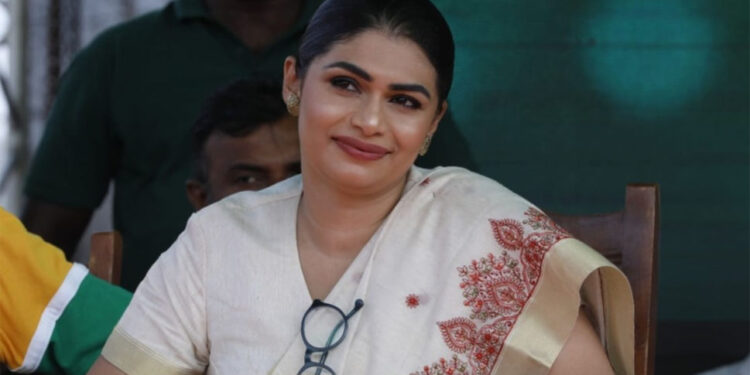 මොන ආණ්ඩුව ආවත් දුමින්ද ඉස්පිරිතාලේ – හිරුණිකාගෙන් කෝචෝක් එකක්