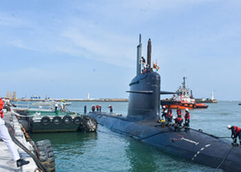 ඉන්දීය සබ්මැරීනයක් කොළඹ වරායට