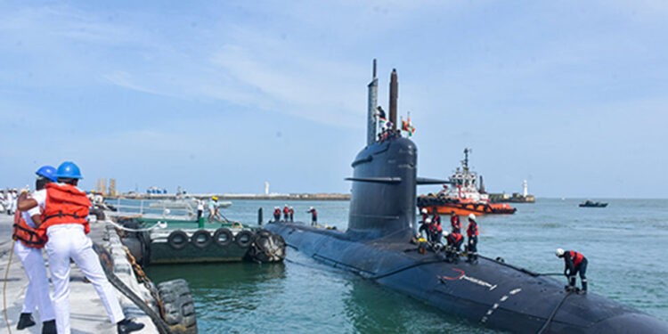 ඉන්දීය සබ්මැරීනයක් කොළඹ වරායට