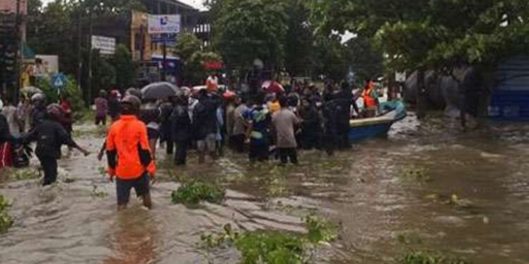 කාර්තිව් පාසලක සිසුන් පහක් ඇතුළු හතක් ගසාන ගිහින්