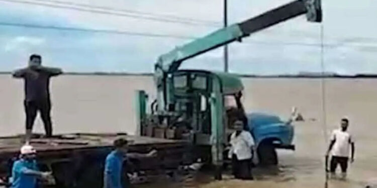 කාර්තිව් ට්රැක්ටර් අනතුරට විදුහල්පති සහ ගුරුවරයෙක් රිමාන්ඩ්