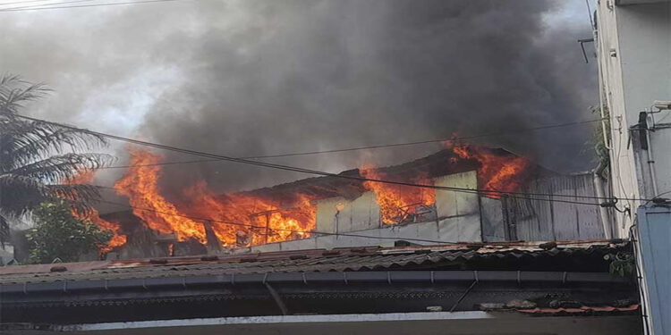 රාජගිරියේ ඇඟලුම් කර්මාන්ත ශාලාවක ගින්නක්