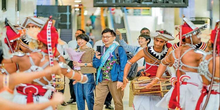 වසර 5කට පසුව සංචාරකයින් පැමිණීම ලක්ෂ 20 ඉක්මවයි