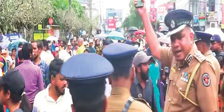 ගුරු සේවයට බඳවා ගන්නැයි ඉල්ලා ඉසුරුපාය වටලති – විරෝධතාව විසුරුවයි