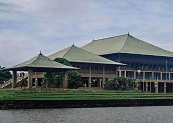 විවාදය අතරතුර පාර්ලිමේන්තුවේ තුන්වැනි මහලේ සිදුවූ දේ