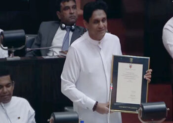 සජිත් උපාධි සහතිකය පෙන්වයි