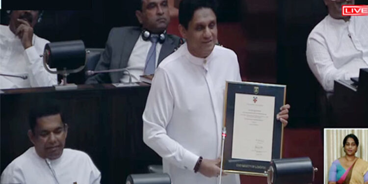 සජිත් උපාධි සහතිකය පෙන්වයි