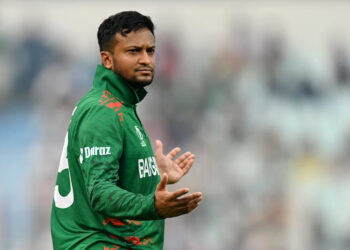 ශකිබ් අල්-හසන්ට පන්දු යැවීම අත්හිටුවයි