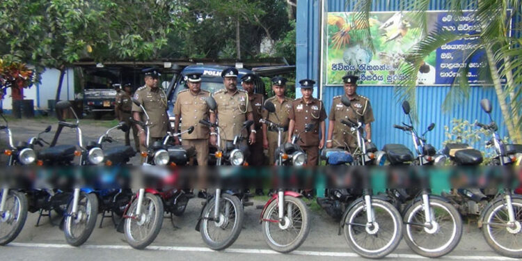 සොරකම් කළ යතුරුපැදි සමඟ හතරක් අල්ලයි