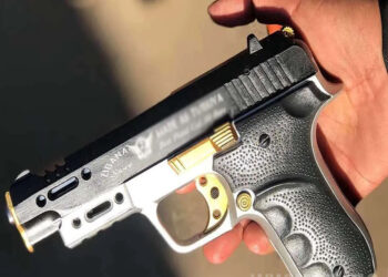 කන්ටේනර් පෙට්ටියක් යටින් පිස්තෝලයක් මතුවෙයි