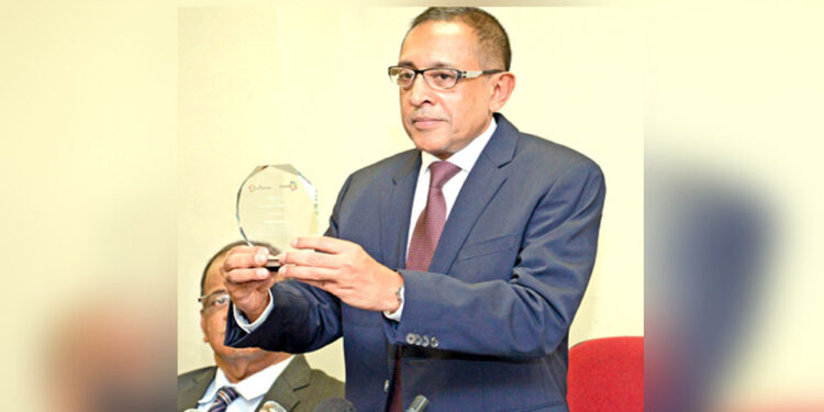 සිස්ටම් චේන්ජ් කරන්න ඇවිත් බුලත් විට කඩ ගලවනවා