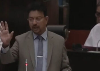 “ඉරටත් උඩින්ලු එයාලා ඉන්නේ – මොනවා කළත් මල්ලි නිදහස් කරන්නේ නැහැ” – මහින්ද ජයසිංහ