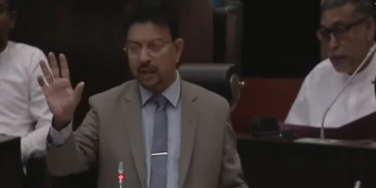 “ඉරටත් උඩින්ලු එයාලා ඉන්නේ – මොනවා කළත් මල්ලි නිදහස් කරන්නේ නැහැ” – මහින්ද ජයසිංහ