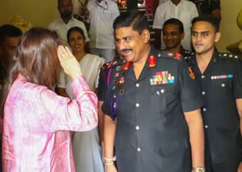 විදෙස් තරුණියගෙන් නව යුද හමුදාපතිට සැලියුට් පාරක්