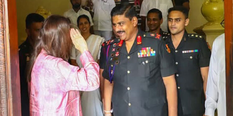 විදෙස් තරුණියගෙන් නව යුද හමුදාපතිට සැලියුට් පාරක්