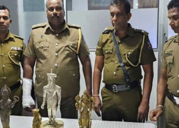දේවාලයකින් සොරකම් කළ ප්‍රතිමා 4ක් සමඟ දෙදෙනකු අත්අඩංගුවට