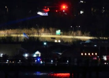 ගුවන් යානයක් සහ හෙලිකොප්ටරයක් එකිනෙක ගැටෙයි – අනතුරෙන් මගීන් 60ක් ගඟකට වැටෙයි