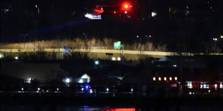 ගුවන් යානයක් සහ හෙලිකොප්ටරයක් එකිනෙක ගැටෙයි – අනතුරෙන් මගීන් 60ක් ගඟකට වැටෙයි