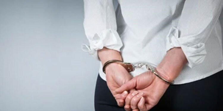 සුනඛයෙකු  ලණුවකින් සිර කර මරා දැමු  කාන්තාවක් අල්ලයි