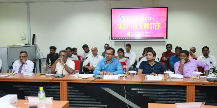 කර්මාන්තකරුවන්ගේ ගැටලු සොයා “ MEET THE MINISTER ” ගමට යයි.