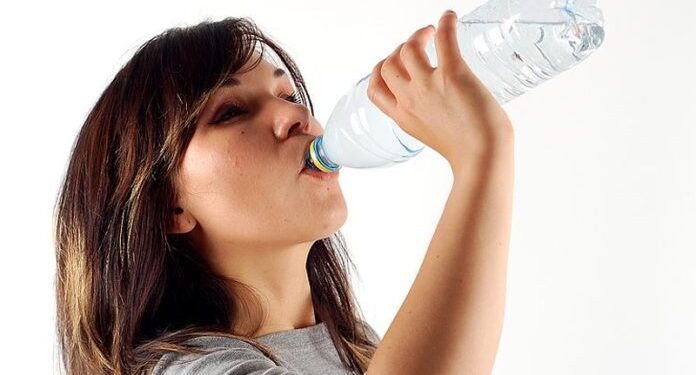 වැඩිය වතුර බොන්න: අව්වේ යන්න එපා