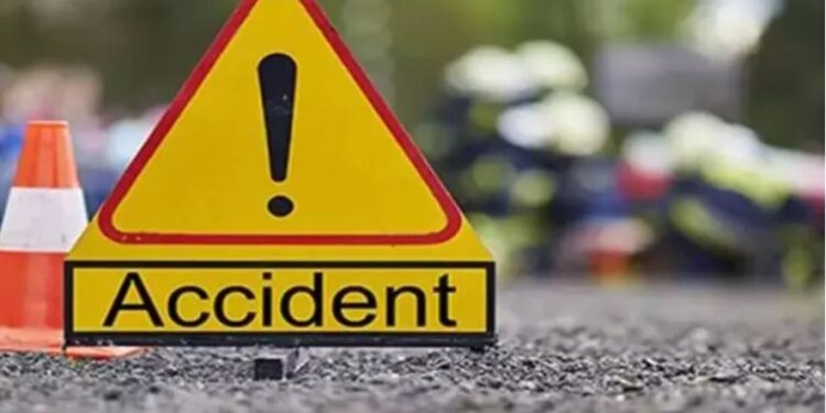 ත්‍රීවිල් බස් රථ අනතුරින් පීරිසකට බරපතළ තුවාල