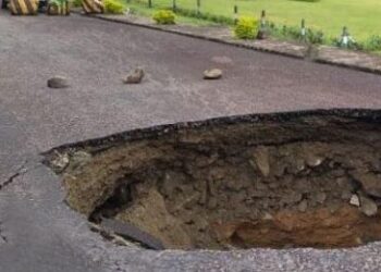 ප්‍රසිද්ධ මාර්ගයක කොටසක් ගිලා බසියි