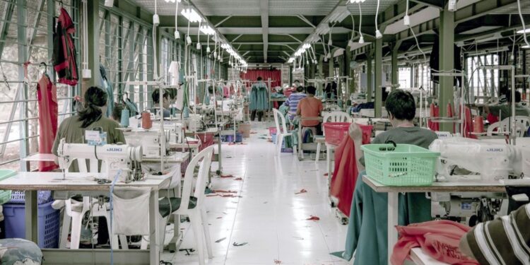 ඇඟලුම් ක්ෂේත්‍රයට ට්‍රම්ප් ගේ බද්ද බලපාන හැටි