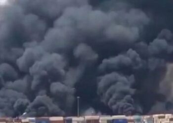 කම්හලක දැවැන්ත පිපිරීමක්