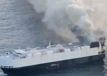 මෝටර් රථ 3000ක් සමඟින් නැවක් ගිනි ගනියි