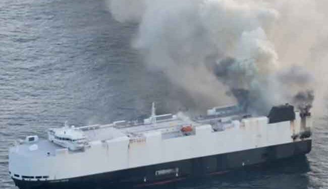 මෝටර් රථ 3000ක් සමඟින් නැවක් ගිනි ගනියි