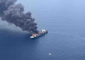 කොළඹින් පිටත් වූ නැව පුපුරයි! 4ක් අතුරුදන්! 5කට බරපතළයි!