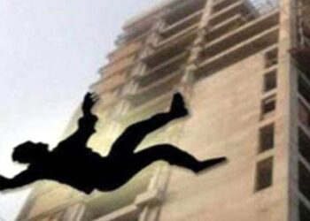 මහල් නිවාස සංකීර්ණයකින් තරුණයෙක් ඇද වැටී මිය යයි