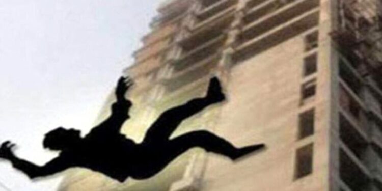 මහල් නිවාස සංකීර්ණයකින් තරුණයෙක් ඇද වැටී මිය යයි