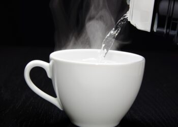 උදේ පාන්දර හිස් බඩ උණු වතුර  පානය කළොත් මොකද වෙන්නෙ