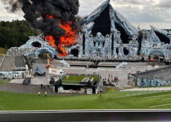 ලෝකයේම අවධානය දිනූ Tomorrowland සංගීත වේදිකාව ගිනි ගනියි