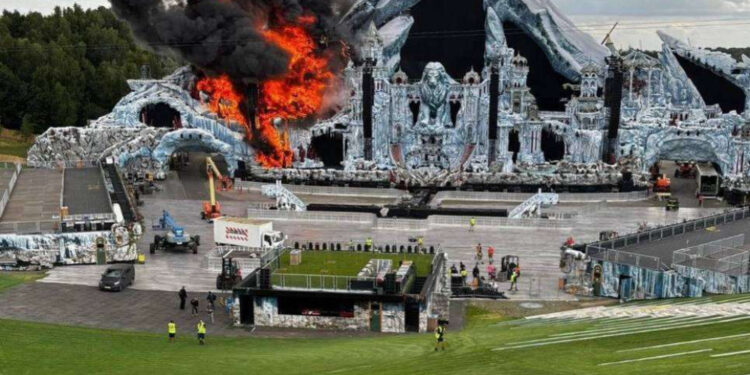 ලෝකයේම අවධානය දිනූ Tomorrowland සංගීත වේදිකාව ගිනි ගනියි